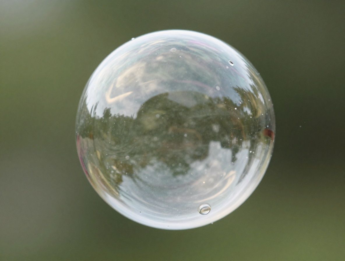 Gros plan de bulles d'air remontant dans l'eau pure, représentation visuelle abstraite des processus métaboliques cellulaires et de la circulation interne
